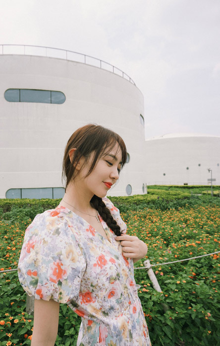 孙耀琦碎花泡泡袖长裙小清新乡间写真照
