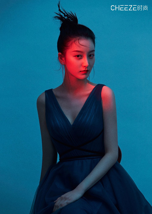 金尤美黑色深V礼服优雅氛围感时尚写真照