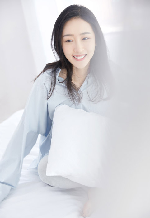 许潇晗浅蓝色衬衫清新甜美居家写真照片