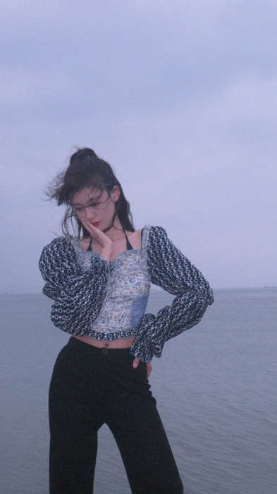 徐沐婵曼妙身材海边性感写真照