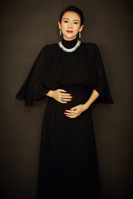 章子怡纯黑长裙温婉大气孕妇写真照