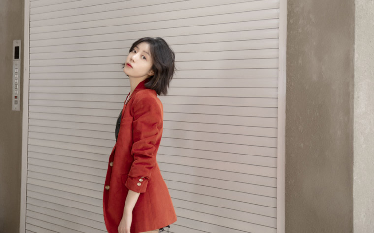 李溪芮红色外套美艳街边时尚写真照