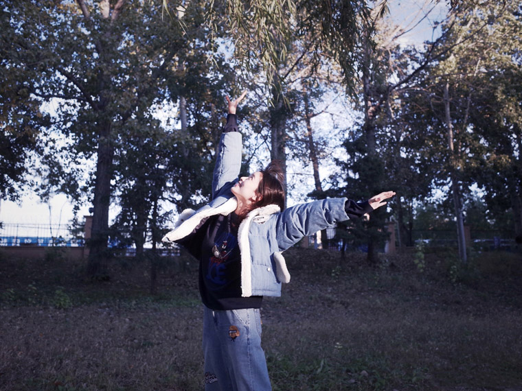 宋芳园蓝色棉服清纯温暖写真照