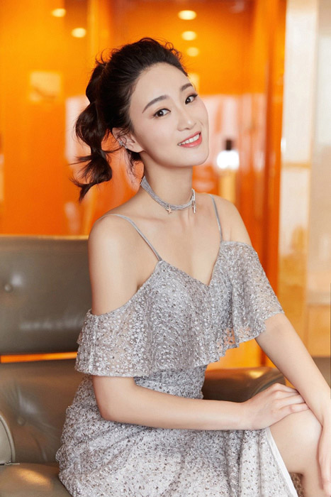 侯梦莎银色吊带裙优雅写真照