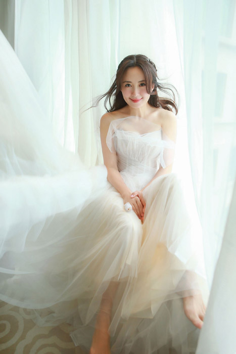 杨童舒纯白轻纱抹胸礼服优雅恬静写真照