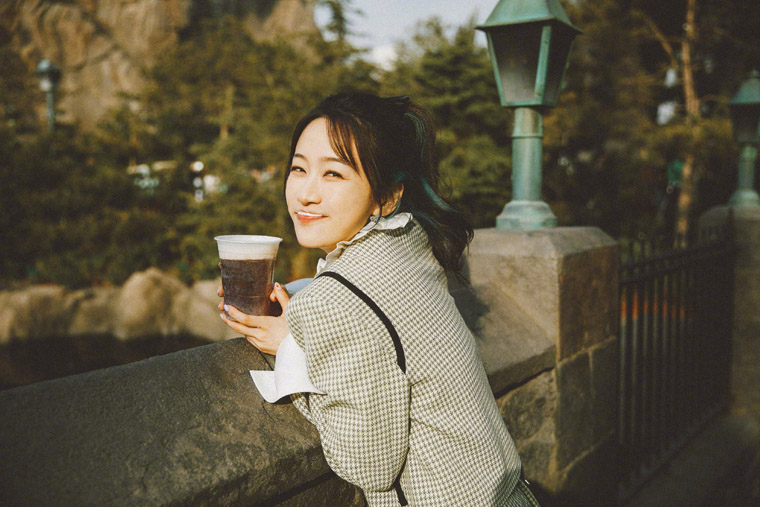 刘美含格纹套装名媛风写真照