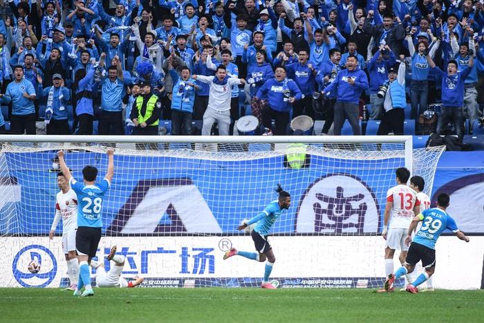2023赛季最后一轮中超比赛,大连人队主场2比3不敌最后夺冠的上海海港队。球队外援曼佐基进球后庆祝。图片来源:新华社
