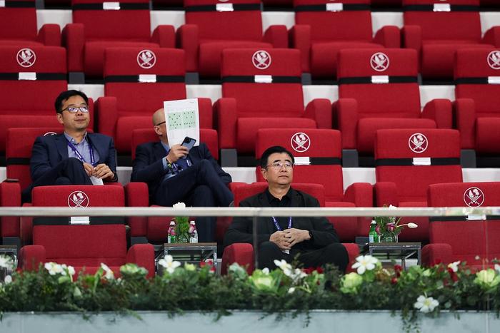 中国足协主席宋凯(右)现场观赛。