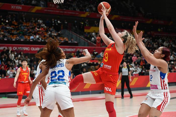 中国女篮105-69波多黎各女篮,图为李梦上篮 图据视觉中国