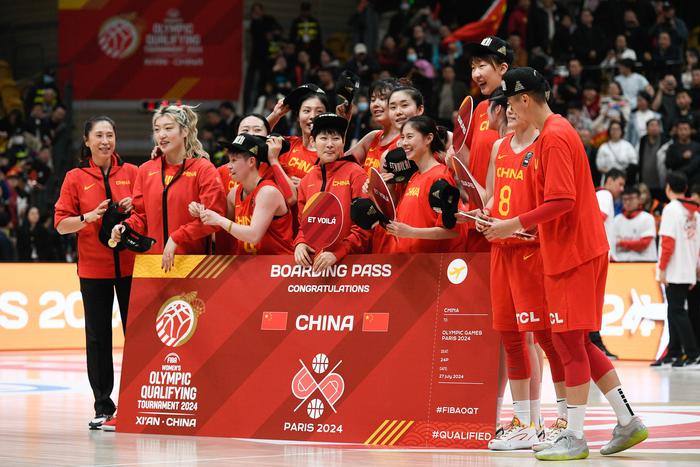 中国女篮105-69波多黎各女篮 中国女篮将士合影,庆祝取得奥运资格 图据视觉中国